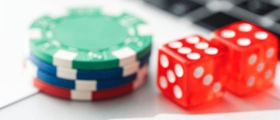Spletni poker proti standardnemu pokru – kakšna je razlika?