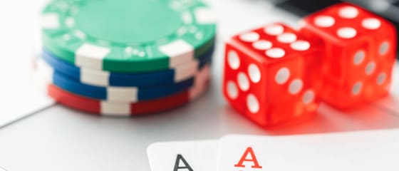 Spletni poker proti standardnemu pokru – kakšna je razlika?
