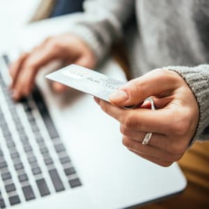Going Global: Kako kreditne kartice poenostavijo čezmejne transakcije spletnih igralnic