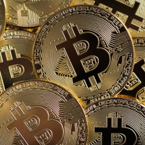 Bitcoin v primerjavi s tradicionalnimi načini plačila za spletne igralnice: prednosti in slabosti